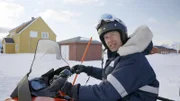 Östlich von Grönland, mitten im Nordpolarmeer, liegt die norwegische Inselgruppe Spitzbergen. Ny-Ĺlesund ist das nördlichste Dorf der Welt mit nicht einmal 200 Einwohnern. Bis in die 1960er-Jahre lebten hier Arbeiter, um vor Ort Steinkohle abzubauen. Heute ist der kleine Ort ein internationales Wissenschaftsdorf mit Forschungsstationen, das größte Labor der modernen Arktis-Forschung. Und wer wissen will, wie die Arktis funktioniert, muss raus aufs Eis.