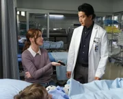 Linda (Brittany Drisdelle) und Dr. Alex Park (Will Yun Lee)
