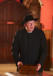 Father Brown (Mark Williams) ist entsetzt über den Diebstahl des heiligen Kreuzes.
