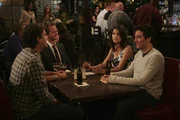 Sind sich über die Taktik "Nackter Mann" nicht ganz einig: Ted (Josh Radnor, r.), Marshall (Jason Segel, l.), Barney (Neil Patrick Harris, 2.v.l.) und Robin (Cobie Smulders, 2.v.r.) ...