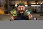 Wasabi-Nüsse mit nur 0,08 Prozent Wasabi: Sebastian Lege zeigt, wie die Industrie den pseudo-exotischen Nüssen trotzdem Schärfe verleiht.