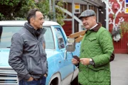 Mike (Harry Blank, links) überreicht Hubert (Bernhard Ulrich, rechts) die Opernkarten.