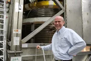 Dr. Daniel Lathrop und sein Team haben ein Modell des Erdkerns gebaut. Sie untersuchen, ob das lebenserhaltende Magnetfeld der Erde seine Kraft verlieren könnte.