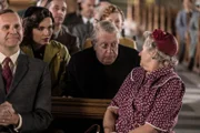 Bunty (Emer Kenny, l.) und Father Brown (Mark Williams, M.) wünschen Mrs McCarthy (Sorcha Cusack, r.) viel Glück für den Gesangswettbewerb.