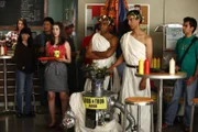 Während sich Britta und Jeff mit drei vorlauten Highschool-Schülern herumschlagen müssen, hilft Troy (Donald Glover, 3.v.r.) Abed (Danny Pudi, 2.v.r.) dabei, einige seiner Träume und Ziele zu verwirklichen ...
