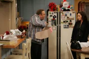 L-R: Doug Heffernan (Kevin James), Carrie Heffernan ( Leah Remini)