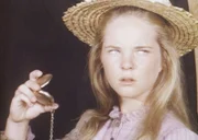 Mary (Melissa Sue Anderson, r.) ist misstrauisch geworden, denn sie hat entdeckt, dass der neue Geistliche die Taschenuhr von Reverend Alden besitzt.