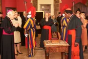 Bishop Reynard (Michael Pennington, l.), Cardinal Bonipogio (Roger Ashton-Griffiths, M.) und Cardinal Papillon (Colin McFarlane, r.) müssen feststellen, dass das heilige Kreuz gestohlen wurde. Es sollte ein Geschenk des Papstes an die Queen sein.