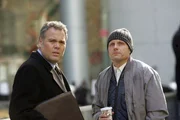 Kurz nachdem Robert Goren (Vincent D'Onofrio, l.) seinem obdachlosen Bruder Frank (Tony Goldwyn) seinen Mantel schenkt, wird eine männliche Leiche gefunden, die eben diesen Mantel trägt.
