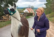 Moderatorin Anna Lena Dörr entspannt mit Lamas auf dem Härtsfeld.