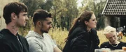 Devid (Aaron Hilmer, l.) ist der Außenseiter unter den jugendlichen Straftätern. Von links: Lobo (Zoran Pingel), Ella (Lea van Acken) und Anton (Anton Nürnberg) sitzen im Hof.