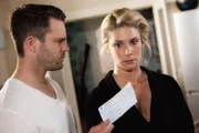 Als Till (Ben Ruedinger) Lobingers Scheck findet, glaubt er, Eva (Claudelle Deckert) habe sich tatsächlich verkauft und beleidigt sie. Davon ist Eva ist so verletzt, dass sie das Missverständnis nicht aufklärt...