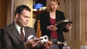 Robert (Vincent D'Onofrio) und Alexandra (Kathryn Erbe) untersuchen die Wohnung der unter Mordverdacht stehenden Männer.