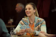 Sarah (Sophie Reiml) lernt eifrig das Kartenspiel "Watten".