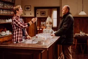 Gregor ist fassungslos, als Hubert ankündigt, den Biervertrag zu kündigen. Von links: Gregor Brunner (Holger Matthias Wilhem) und Hubert Kirchleitner (Bernhard Ulrich).
