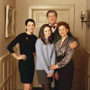 (1. Staffel) - Nachdem Lorelai (Lauren Graham, l.) und auch ihre Tochter Rory (Alexis Bledel, vorne) lange Zeit so gut wie keinen Kontakt zu Emily (Kelly Bishop, r.) und Richard (Edward Herrmann, hinten) hatten, tut Emily alles, um das endlich zu ändern, als sich ihr die Chance bietet.