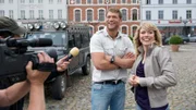Mit Wolf Jessen (Jorres Risse, l.) ist Lars Pöhlmann zur Schule gegangen. Inzwischen ist der attraktive Tierpfleger deutschlandweit bekannt, weil er in Hannover Wolfsbabys medienwirksam aufgezogen hat. Seine Rückkehr in den Zoo in Wismar wird von den Medien und der ganzen Stadt begeistert aufgenommen, wofür die Reporterin (Esther König, r.) mit verantwortlich ist.