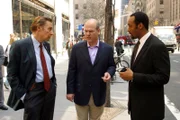 Det. Briscoe (Jerry Orbach, li.) und Det. Green (Jesse L. Martin, re.) sprechen mit Larry Miller (spielt sich selbst).