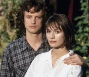Der Maler Michael Lacey (Jonathan Firth, l.) und seine Schwester Katherine Lacey (Emily Mortimer, r.) leben in einem Cottage am Waldrand von Badger's Drift.