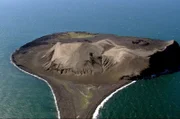 Durch Vulkanausbrüche entstanden vor Island Krater, die wiederum zu Inseln wurden – die jüngste Insel heißt Surtsey und tauchte aus dem Ozean auf.