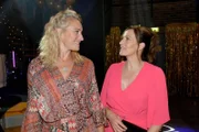 Maren (Eva Mona Rodekirchen, l.) und Katrin (Ulrike Frank) versuchen ihre Probleme an Silvester zu vergessen.