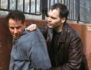 Robert (Vincent D'Onofrio, r.) verdächtigt Dale (Geoffrey Nauffts) des Mordes an seiner Freundin.