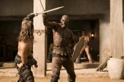 Training der Gladiatoren: Gannicus (Dustin Clare, l.) und Drago (Peter Mensah, r.) ...