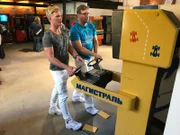 Ausflug Reiseleiter Moritz Stedtfeld und Kreuzfahrtdirektor Jörn Hofer ins Spielautomatenmuseum in Sankt Petersburg.