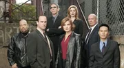 L-R: Odafin "Fin" Tutuola (Ice-T), Det. Elliot Stabler (Christopher Meloni), Det. John Munch (Richard Belzer), Det. Olivia Benson (Mariska Hargitay), A.D.A. Casey Novak (Diane Neal), Capt. Donald Cragen (Dann Florek) und Dr. George Huang (B.D. Wong)