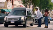 John Nolan (Nathan Fillion, M.) und Bailey (Jenna Dewan, r.) halten Shirley (Ellen Crawford. l.) auf offener Straße an, als sie in einem Leichenwagen unterwegs ist.