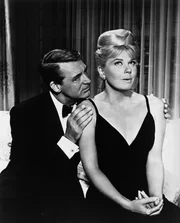 Philip Shayne (Cary Grant) ist ein attraktiver Mann in den besten Jahren, dem kaum eine Frau widerstehen kann. Er h&auml;tte nicht damit gerechnet, dass er sich ausgerechnet an Cathy Timberlake (Doris Day) "die Z&auml;hne ausbeissen" w&uuml;rde. Selbst eine spontane Reise auf die Bermudas hat nicht viel gebracht - Philip kommt einfach nicht auf seine Kosten...