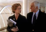 Mark (Dick Van Dyke, r.) befragt die Promotionagentin Melanie zu dem harten Kampf um die Einschaltquoten.