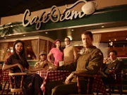 (4. Staffel) - Eureka - Die geheime Stadt: (v.l.n.r.) Allison Blake (Salli Richardson-Whitfield), Henry Deacon (Joe Morton), Jo Lupo (Erica Cerra), Douglas Fargo (Neil Grayston) Jack Carter (Colin Ferguson) und Dr. Grant (James Callis) ...