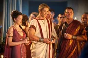 Seppia (Hanna Mangan Lawrence, l.) hat ein Auge auf den römischen Praetor Varinius (Brett Tucker, M.) geworfen, und will nun Ilithyias Fest nutzen, um ihn auf sich aufmerksam zu machen. Während der Römer Cossutius (Jason Hood, r.) nur viel Spaß haben will ...