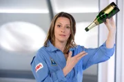 Parabelflüge erfreuen sich bei Multimillionären immer größerer Beliebtheit. Oben angekommen, muss dieses Ereignis natürlich begossen werden, am liebsten mit Champagner. Doch dieser ist in seiner klassischen Form nicht für den Verzehr in Schwerelosigkeit gemacht. Ein internationales Forscher-Team hat sich diesem dringenden Problem angenommen – das Ergebnis präsentiert Anja Reschke in „Wissen vor acht - Zukunft“.