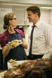 Während ihres Fluges nach Shanghai müssen Brennan (Emily Deschanel) und Booth (David Boreanaz) einen Mord aufklären, als eine Leiche in der Großküchenmikrowelle an Bord entdeckt wird.  +++