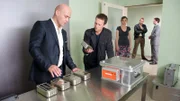 Inzwischen prüft die Polizei, ob Paulas Tod etwas mit dem Geld zu tun hat, das in ihrer Firma verschwunden ist. Die Ermittler Sven Herzog (Michael Härle, 2.v.l.) und Lars Pöhlmann (Dominic Boeer, 2.v.r.) lassen sich die genauen Abläufe von Nico Boll (Michael Rast, l.) und Evi Peetz (Karin Hanczewski, M.) zeigen.