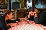 Mamma Gina (Giovanni Nodari) tröstet Pipo (Adam Bousdoukos), der sich Vorwürfe macht.