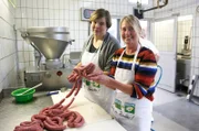 Heute werden Bratwürste gemacht: Magdalena Zelder (li.) und Annette Aller.