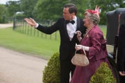 Rex Bishop (Jonathan Firth) begleitet Mrs McCarthy (Sorcha Cusack) zu seinem Arbeitsplatz am Filmset. Mrs McCarthy ist hin und weg von der Aufmerksamkeit des charmanten Darstellers.