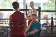 Die Affäre zwischen der Assistentin Tabatha (Nell Hudson, 2.v.r.) und dem Geschäftsführer Aaron McCormack (Elliot Cowan, r.) kommt durch die Befragung von DS Madeleine Dumas (Aude Legastelois, l.) ans Licht.