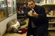 Det. Will Jeffries (Thom Barry, l.) wurde angeschossen und kämpft ums Überleben. Det. Nick Vera (Jeremy Ratchford, r.) eilt ihm zur Hilfe und versucht, den Schützen zu schnappen.