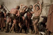 Treten zum Rachefeldzug gegen Batiatus an: Spartacus und seine Gladiatoren Crixus (Manu Bennett, 2.v.l.), Agron (Daniel Feuerriegel, r.) und Duro (Ande Cunningham, M.) ...