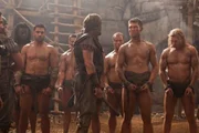 Wagen sich mitten in die Höhle des Löwen, um Naevia zu retten: Spartacus (Liam McIntyre, 2.v.r.) und Crixus ( Manu Bennett, 6.v.r.) ...