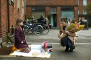 Louises Tochter Marie (Viola Martinsen) veranstaltet einen kleinen Flohmarkt und verkauft ihre Spielsachen, um ihrer Mutter die Geldsorgen abzunehmen. Dabei trifft sie auf Elisabeths Frau Stina (Lotte Andersen).