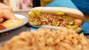 Vier Insider packen aus und verraten die Marketing-Maschen von IKEA: Das Geheimnis der billigen Hot-Dogs.