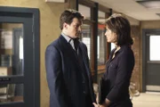 Als ein toter Mann in einem Müllschlucker in einem Apartmenthaus in der Stadt gefunden wird, staunen Beckett (Stana Katic, r.) und Castle (Nathan Fillion, l.) nicht schlecht, als sie feststellen, dass der Tote Ehefrau und zwei Kinder in Connecticut hatte, aber auch mit einer jungen Frau verlobt war, mit der in der Stadt zusammenarbeitete.