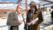 Die Hinweise auf Olaf Trulsen (Thomas Meinhardt, r.) verdichten sich: Im Lehrerzimmer, von dem aus der Wasserkasten geworfen wurde, wird eine Ehrennadel des Schachclubs gefunden. Diese tragen nur wenige - unter anderem Olaf Trulsen. Jan Reuter (Udo Kroschwald, l.) ermittelt.
