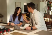 John Nolan (Nathan Fillion) verspricht seiner Partnerin Bailey Nune (Jenna Dewan), mit ihren Mietern über die ausstehende Miete zu sprechen.
