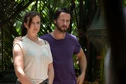 Bethan (Alexandra Roach) und Dave (Robert Lonsdale) werden zu dem Mord des Gruppenleiters eines Überlebenskurses befragt.